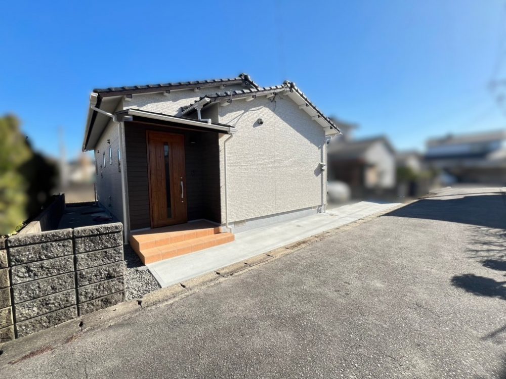 木目天井と石目調壁が映えるモダンな家